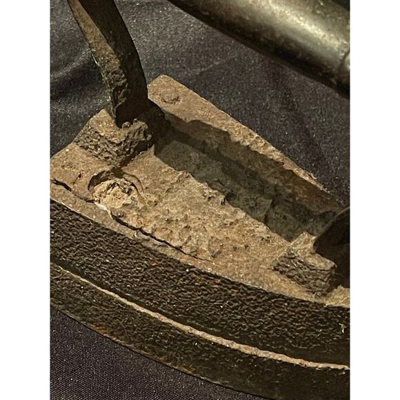 Antique Cast Iron Sad Iron - Cracked at Base - Picture 2 of 5